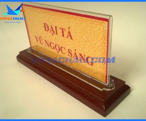Biển chức danh mica đế gỗ 1 cấp 10