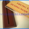 Biển chức danh mica đế gỗ 1 cấp