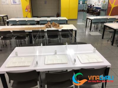 Một vách ngăn trên bàn cố định sau khi lắp xong